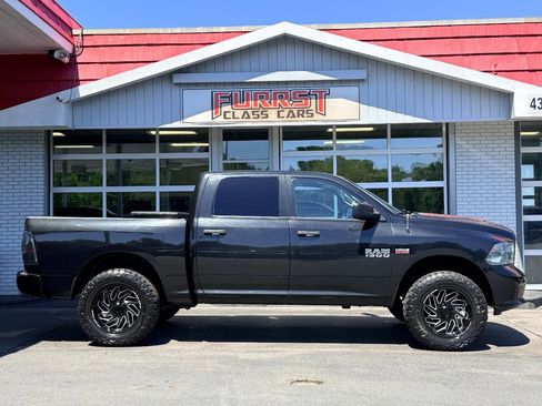 Used 2017 RAM 1500 Express w/ Express Value Package AWD/4WD image 2