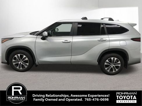 Used 2024 Toyota Highlander XLE image 3
