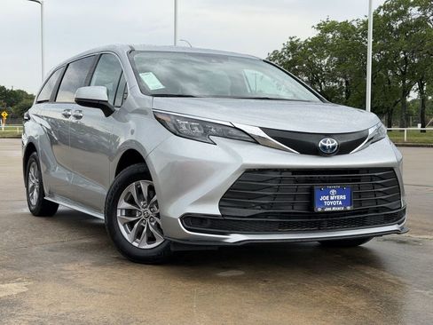 Used 2025 Toyota Sienna LE FWD image 2