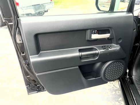 Used 2011 Toyota FJ Cruiser 4WD w/ Convenience Pkg image 9