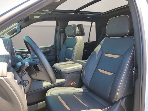 Used 2023 GMC Yukon AT4 w/ AT4 Premium Package AWD/4WD image 11