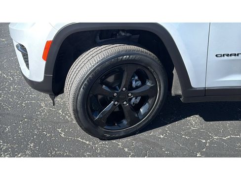 Used 2024 Jeep Grand Cherokee Altitude AWD/4WD image 11