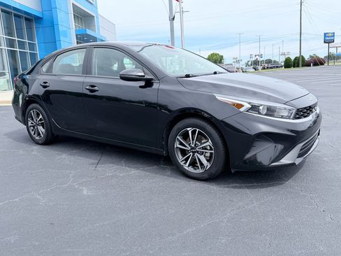 Used 2023 Kia Forte LXS w/ LXS Technology Package FWD image 2