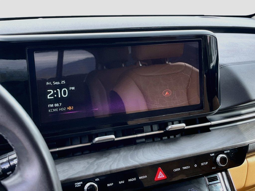 Used 2024 Kia Carnival EX FWD image 15