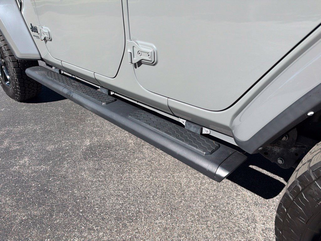 Used 2022 Jeep Wrangler Unlimited Sahara AWD/4WD image 6
