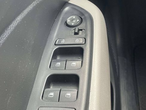 Used 2024 Hyundai Venue SEL FWD image 24