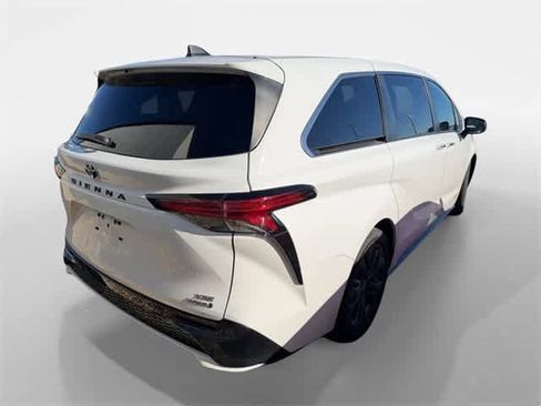 Used 2021 Toyota Sienna XSE image 3