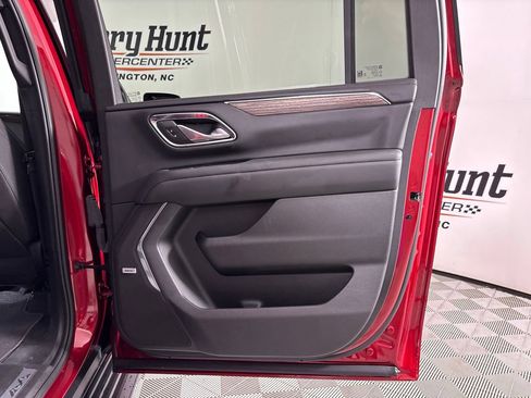 Used 2024 Chevrolet Suburban High Country RWD image 31