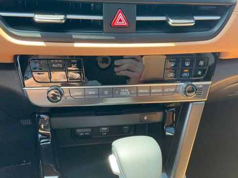 Certified 2025 Kia Seltos EX w/ EX Sunroof Package AWD/4WD image 25