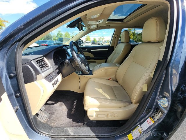 Used 2017 Toyota Highlander XLE w/ Carpet Mat Package FWD image 28