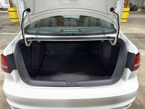 Used 2017 Volkswagen Jetta SE image 11