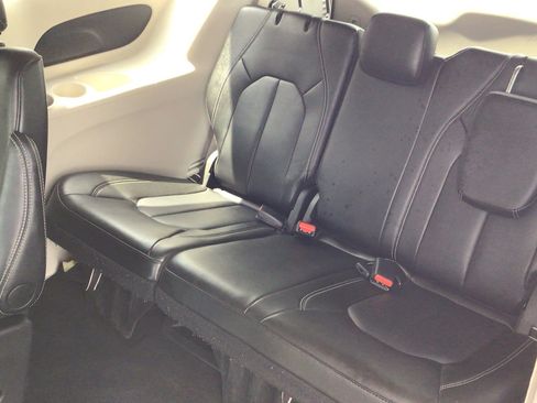 Certified 2024 Chrysler Pacifica Touring-L FWD image 7