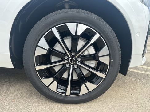 New 2026 Volvo XC60 B5 Plus w/ Climate Package image 10