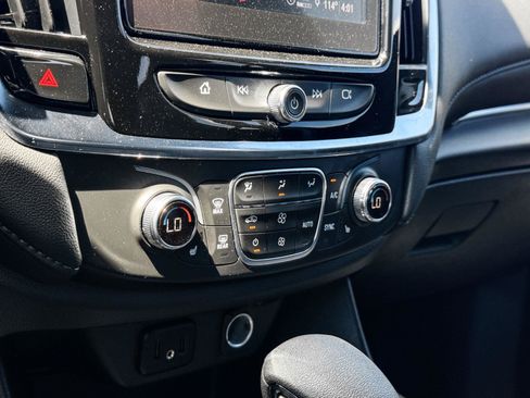Used 2023 Chevrolet Traverse LT w/ Rear Camera Mirror Package AWD/4WD image 19