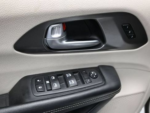 Certified 2024 Chrysler Pacifica Touring-L FWD image 20