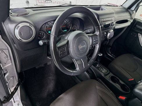 Used 2018 Jeep Wrangler Unlimited Sahara w/ Connectivity Group image 15