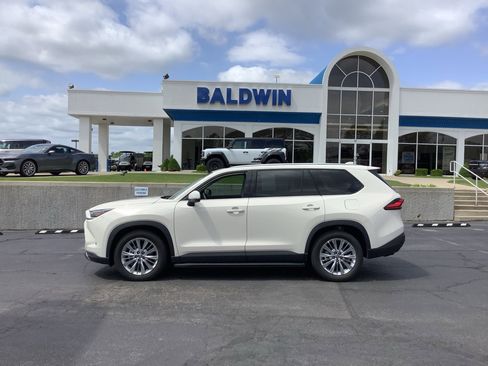 Used 2024 Toyota Grand Highlander Platinum image 4