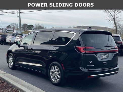 Used 2023 Chrysler Pacifica Touring-L image 5