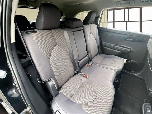Used 2023 Toyota Highlander L image 25