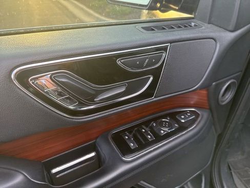 Used 2018 Lincoln Navigator L Select image 9