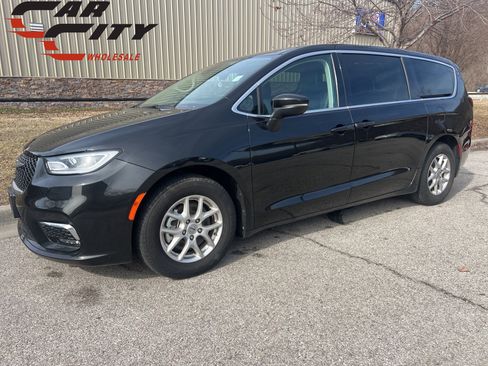 Used 2023 Chrysler Pacifica Touring-L image 1