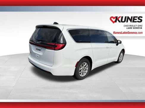 Used 2024 Chrysler Pacifica Touring-L FWD image 5