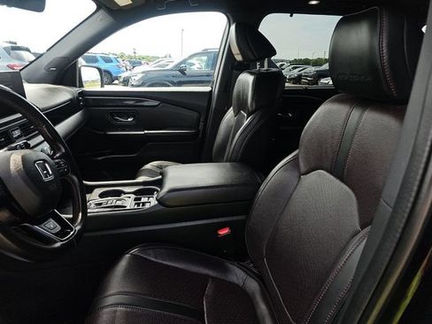 Used 2025 Honda Pilot Black Edition image 3