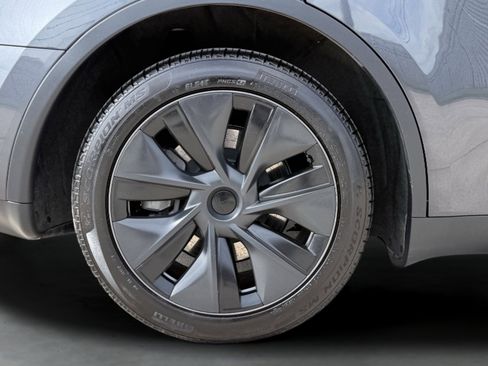 Used 2025 Tesla Model Y Long Range AWD/4WD image 9