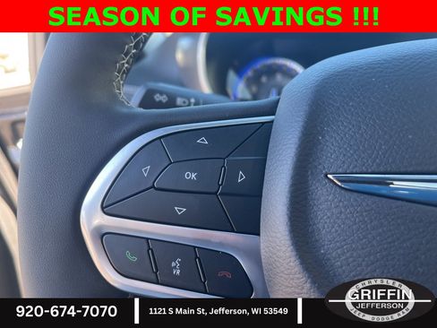 Used 2025 Chrysler Pacifica Select image 14