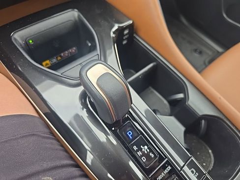 Certified 2025 Toyota Crown Signia image 16