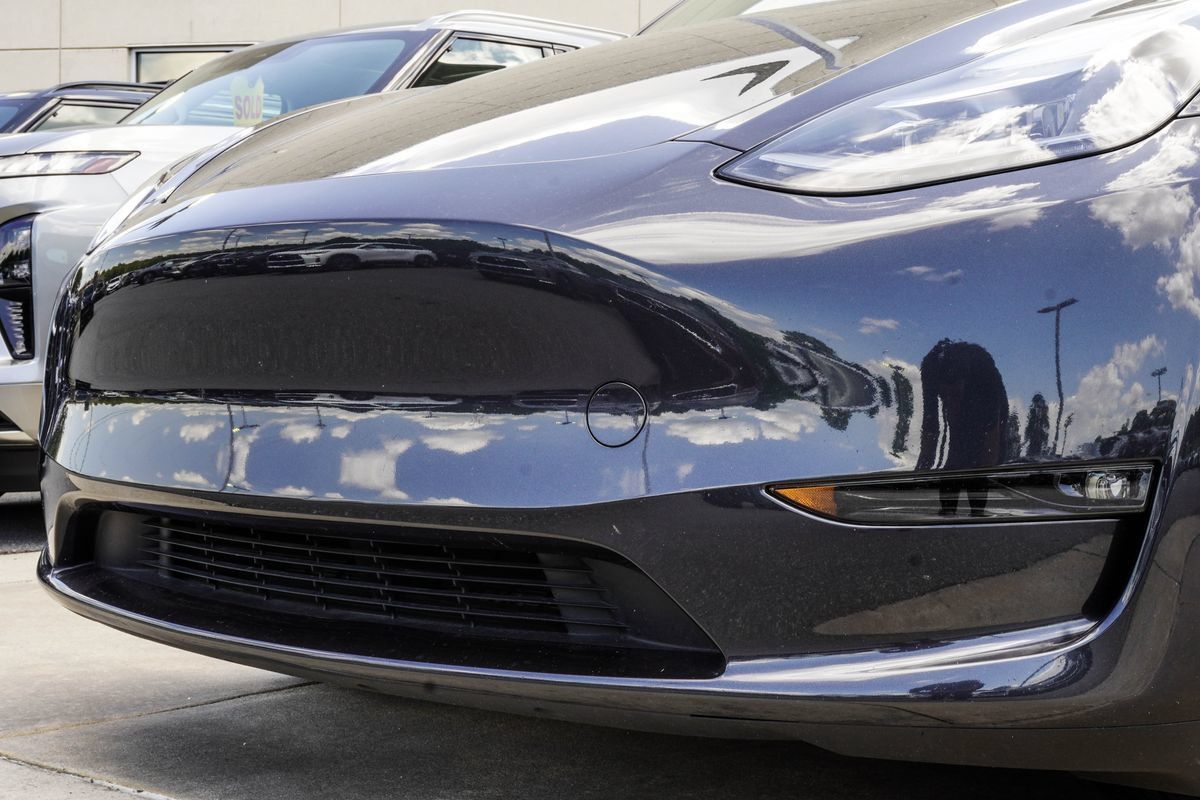 Used 2024 Tesla Model Y Long Range AWD/4WD image 2