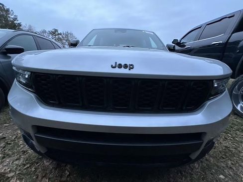 Used 2023 Jeep Grand Cherokee L Altitude image 12