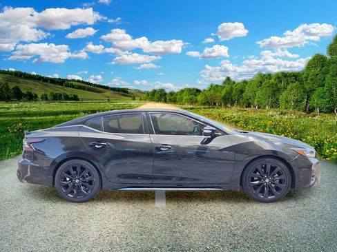 Used 2022 Nissan Maxima SR w/ Sport Mat Group FWD image 7