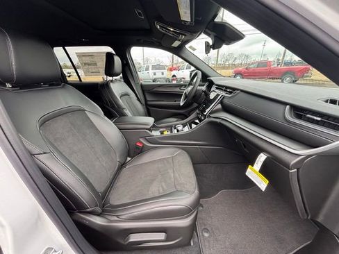 New 2025 Jeep Grand Cherokee Altitude AWD/4WD image 7