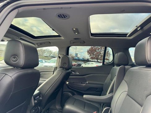 Used 2023 GMC Acadia SLT w/ Elevation Edition image 14