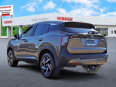 Used 2025 Nissan Kicks SV image 3