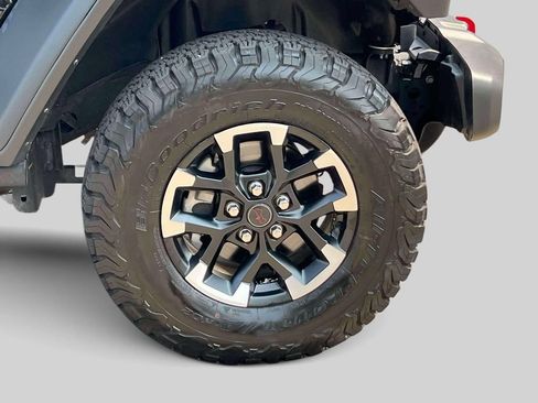 Used 2025 Jeep Wrangler Unlimited Rubicon AWD/4WD image 9