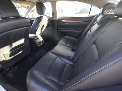 Used 2015 Lexus ES 300h w/ Navigation System Package image 11