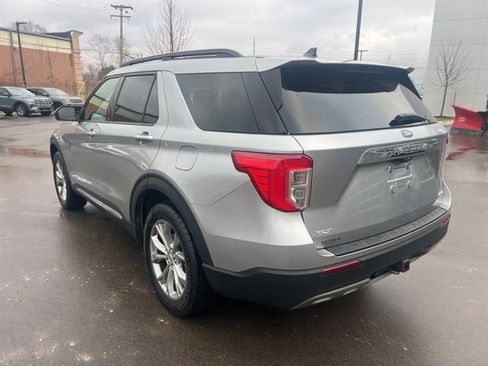 Used 2022 Ford Explorer XLT w/ Equipment Group 202A image 7