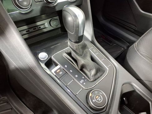 Used 2020 Volkswagen Tiguan SE w/ Panoramic Sunroof Package AWD/4WD image 24