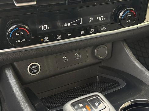 Used 2022 Nissan Rogue SV image 11