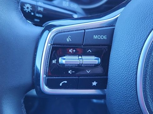 Used 2024 Kia Carnival EX image 12