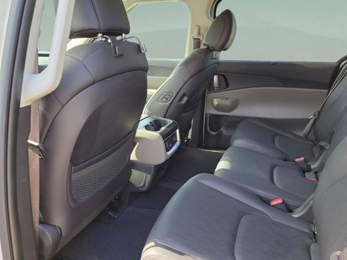 Used 2025 Kia Carnival SX FWD image 6