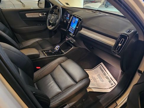 Used 2024 Volvo XC40 B5 Plus w/ Protection Package Premier AWD/4WD image 9