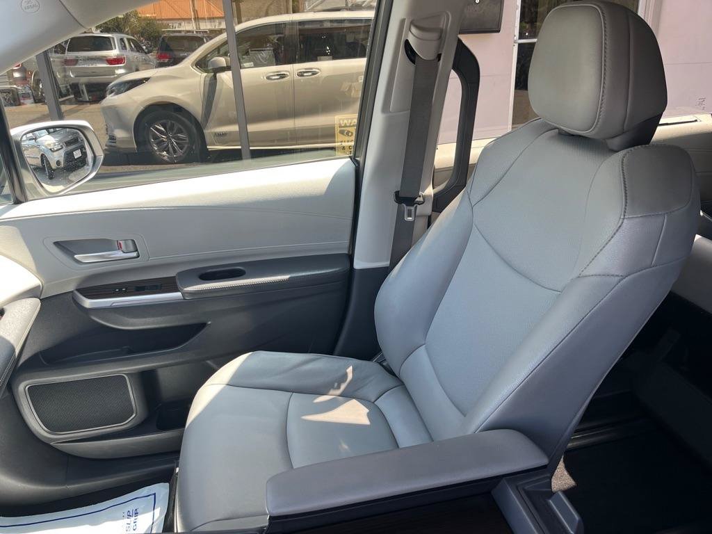 Used 2021 Toyota Sienna XLE w/ XLE Plus Package FWD image 12