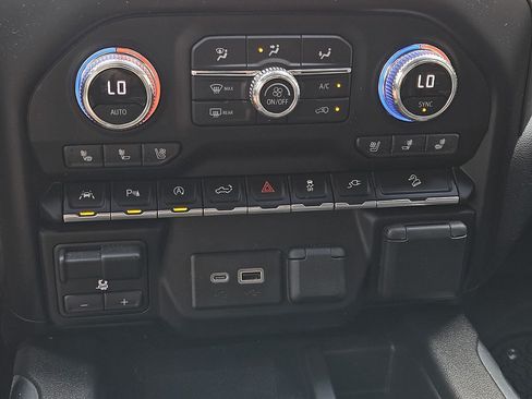 Used 2021 GMC Sierra 1500 AT4 w/ AT4 Value Package AWD/4WD image 15