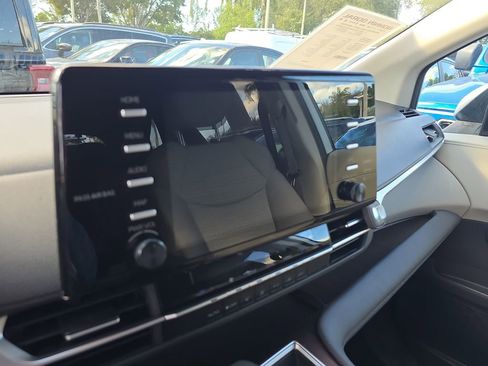 Used 2023 Toyota Sienna LE image 20