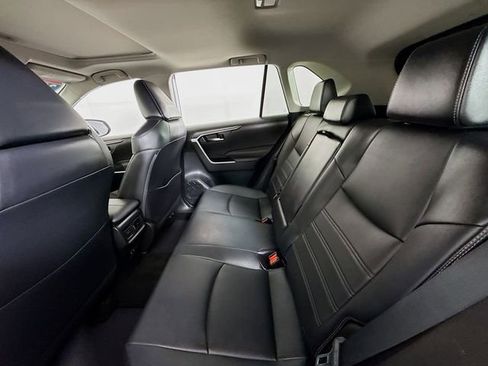 Used 2021 Toyota RAV4 XLE Premium image 9