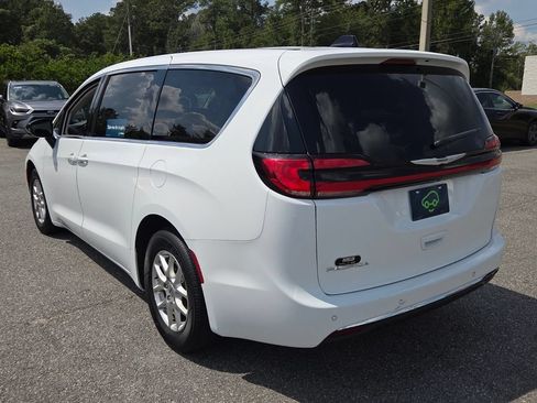 Used 2024 Chrysler Pacifica Touring-L FWD image 9