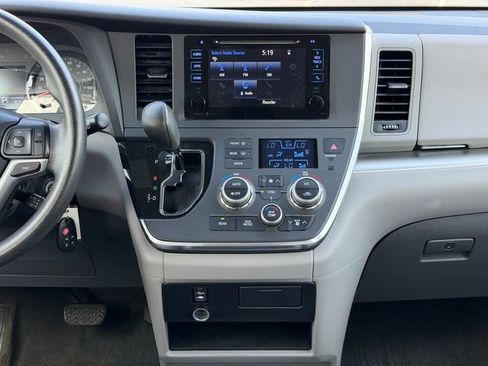 Used 2015 Toyota Sienna LE FWD image 22